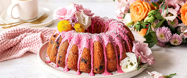 Geburtstags-Gugelhupf mit Beeren